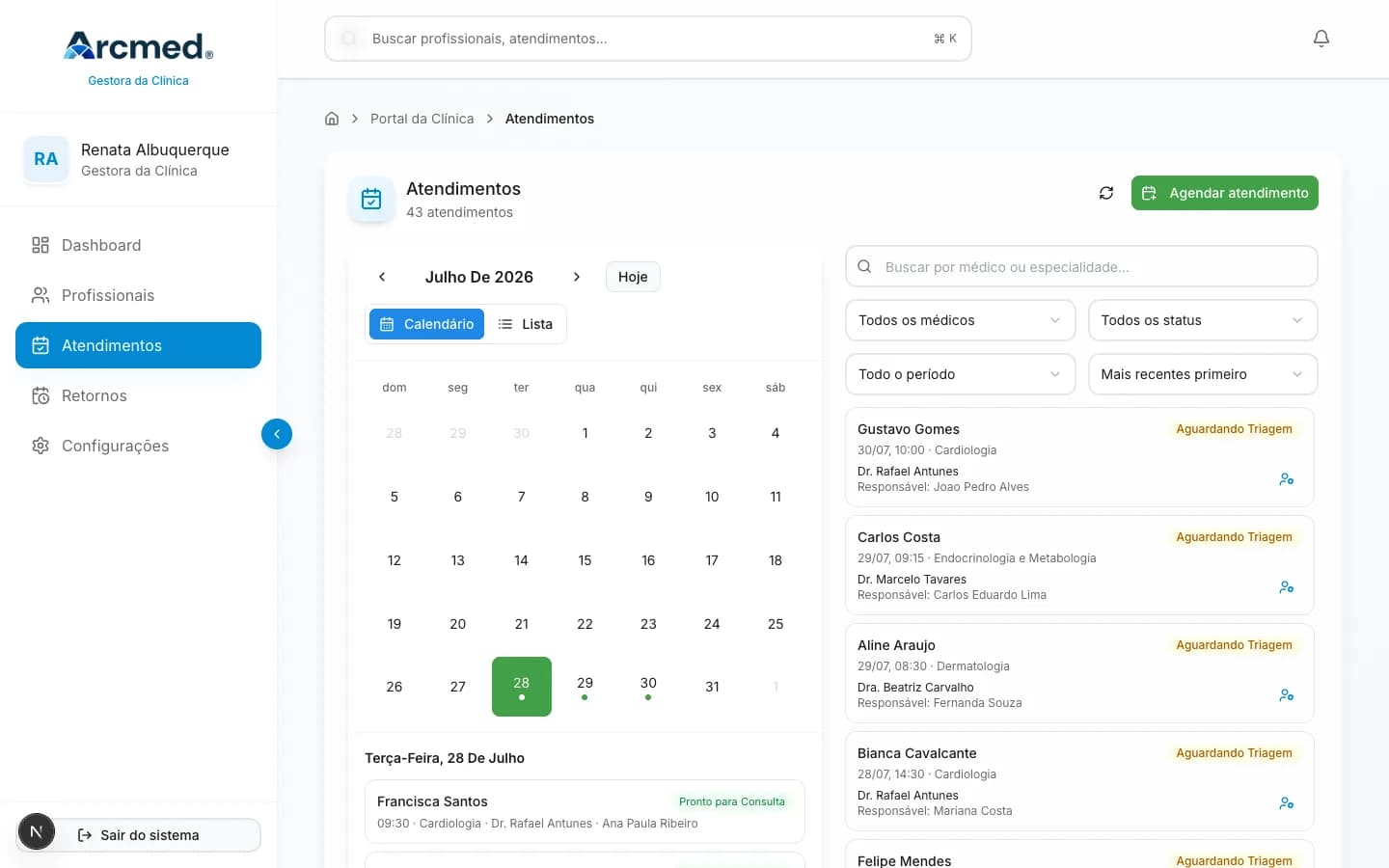 Tela de atendimentos da ARCMED com calendário do mês à esquerda e a lista filtrável por médico, status e período à direita